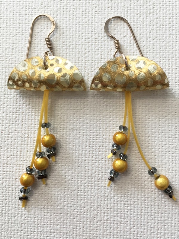 Boucles d'oreilles Méduses, no 28, de l'artiste Molusk, Bijou mode d'inspiration aquatique souple et léger. La matière première : un PVC transparent qui, une fois coloré, doré et imprimé, est totalement métamorphosé.