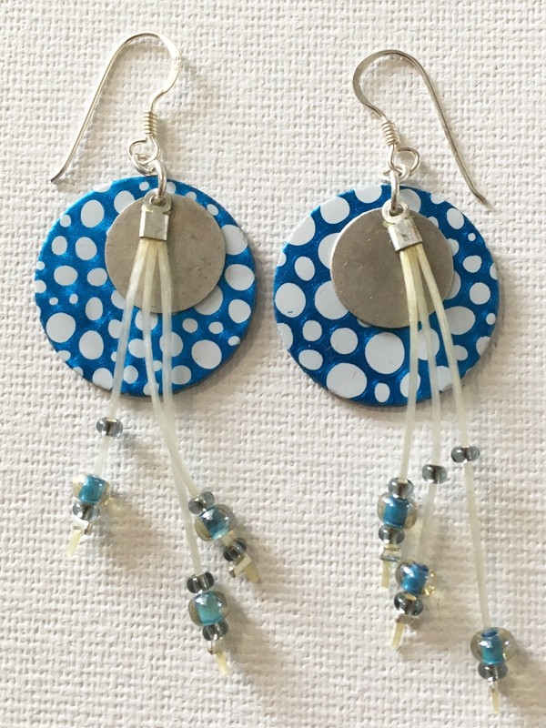 Boucles d'oreilles Ronde Fil, no 7, de l'artiste Molusk, Bijou d'inspiration aquatique souple et léger. La matière première : un PVC transparent qui, une fois coloré, doré et imprimé, est totalement métamorphosé.