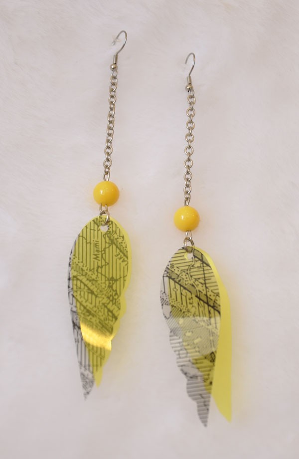 Boucles d'oreilles - Color key aile jaune, de l'artiste Tomate d'Épingles, Bijou mode urbaine, style loufoque, de l'éco-design, Fabriqué au Québec et à la main avec des matériaux recyclés, vendu par paire