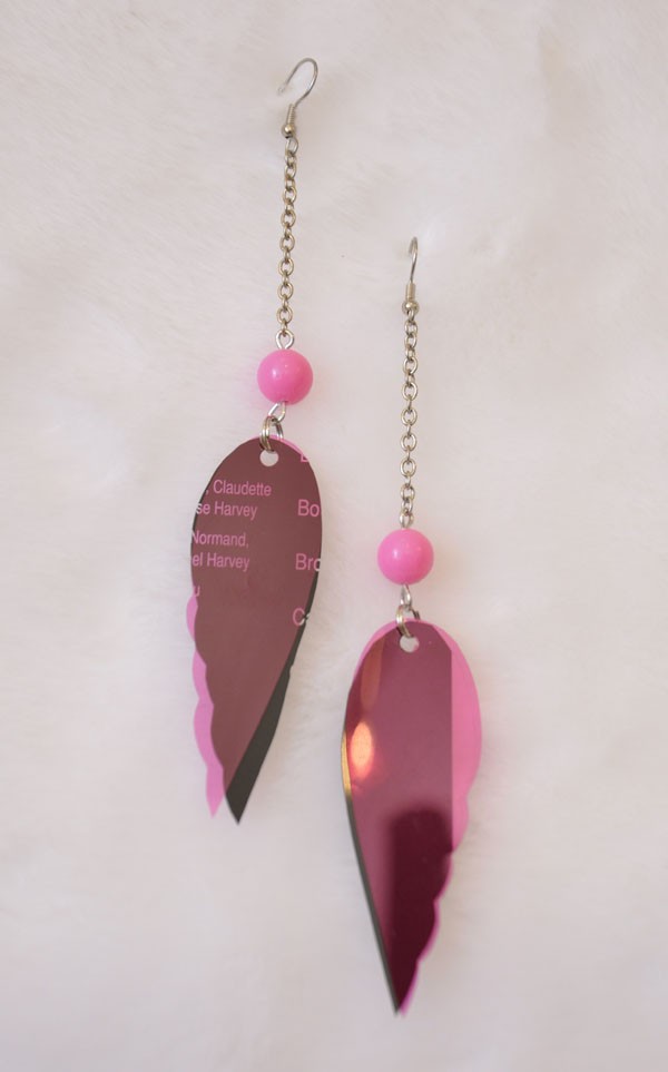 Boucles d'oreilles - Color key aile rose, de l'artiste Tomate d'Épingles, Bijou mode urbaine, style loufoque, de l'éco-design, Fabriqué au Québec et à la main avec des matériaux recyclés, vendu par paire