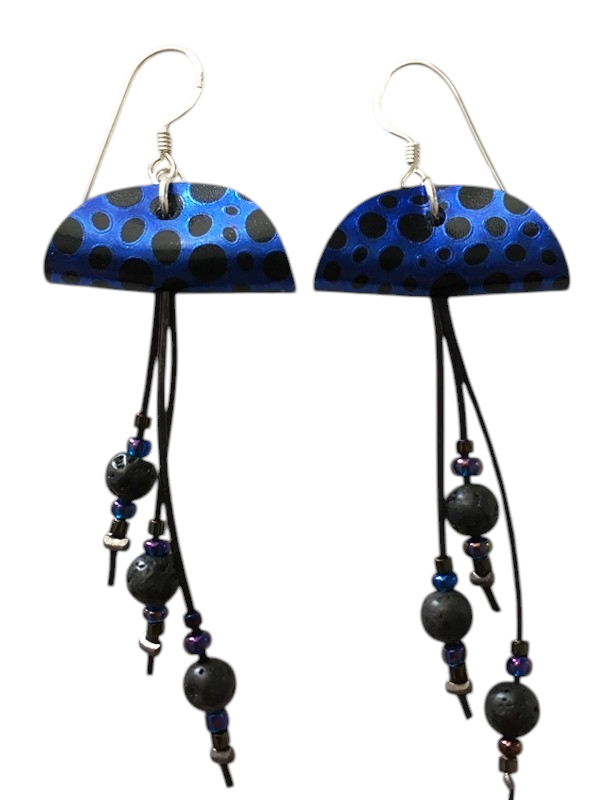 Boucles d'oreilles Méduses, no 13, de l'artiste Molusk, Bijou mode d'inspiration aquatique souple et léger. La matière première : un PVC transparent qui, une fois coloré, doré et imprimé, est totalement métamorphosé.