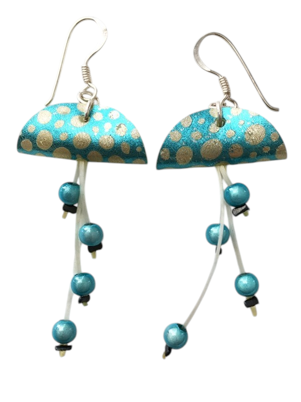 Boucles d'oreilles Méduses, no 17, de l'artiste Molusk, Bijou mode d'inspiration aquatique souple et léger. La matière première : un PVC transparent qui, une fois coloré, doré et imprimé, est totalement métamorphosé.