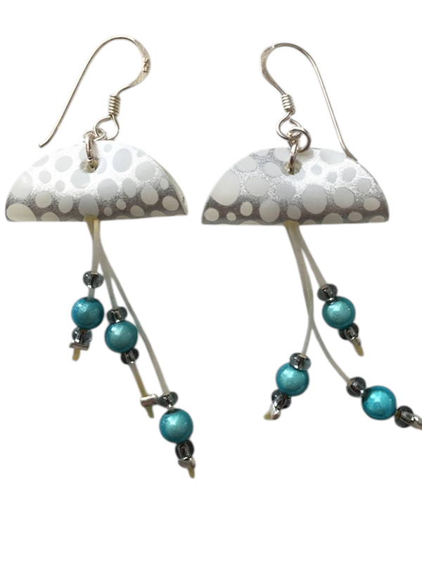 Boucles d'oreilles Méduses, no 18, de l'artiste Molusk, Bijou mode d'inspiration aquatique souple et léger. La matière première : un PVC transparent qui, une fois coloré, doré et imprimé, est totalement métamorphosé.