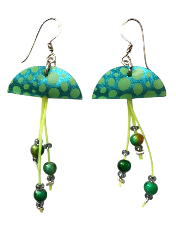 Boucles d'oreilles Méduses, no 24, de l'artiste Molusk, Bijou mode d'inspiration aquatique souple et léger. La matière première : un PVC transparent qui, une fois coloré, doré et imprimé, est totalement métamorphosé.