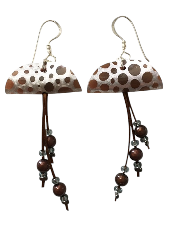 Boucles d'oreilles Méduses, no 25, de l'artiste Molusk, Bijou mode d'inspiration aquatique souple et léger. La matière première : un PVC transparent qui, une fois coloré, doré et imprimé, est totalement métamorphosé.
