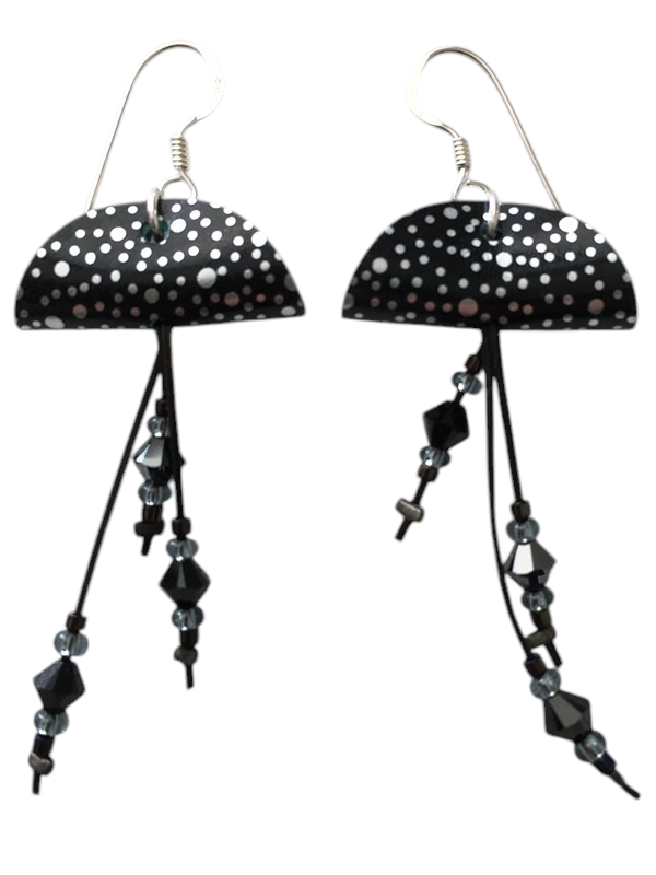 Boucles d'oreilles Méduses, no 27, de l'artiste Molusk, Bijou mode d'inspiration aquatique souple et léger. La matière première : un PVC transparent qui, une fois coloré, doré et imprimé, est totalement métamorphosé.
