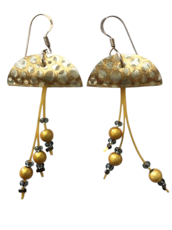 Boucles d'oreilles Méduses, no 28, de l'artiste Molusk, Bijou mode d'inspiration aquatique souple et léger. La matière première : un PVC transparent qui, une fois coloré, doré et imprimé, est totalement métamorphosé.