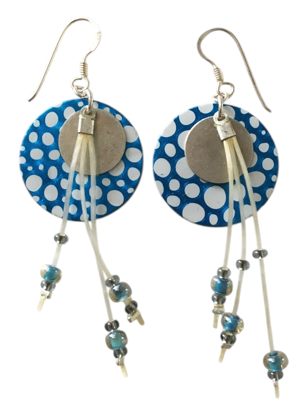 Boucles d'oreilles Ronde Fil, no 7, de l'artiste Molusk, Bijou d'inspiration aquatique souple et léger. La matière première : un PVC transparent qui, une fois coloré, doré et imprimé, est totalement métamorphosé.