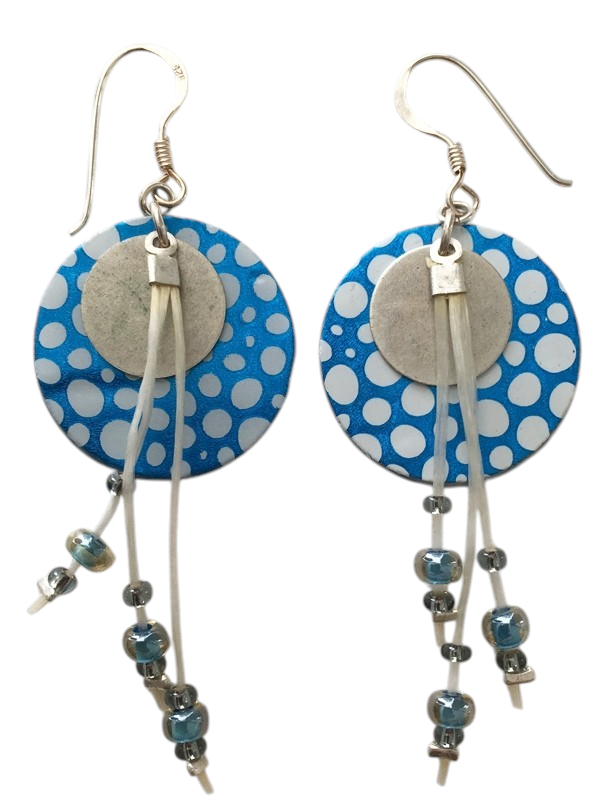 Boucles d'oreilles Ronde Fil, no 8, de l'artiste Molusk, Bijou d'inspiration aquatique souple et léger. La matière première : un PVC transparent qui, une fois coloré, doré et imprimé, est totalement métamorphosé.