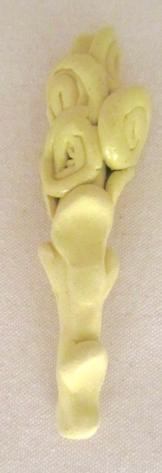 Fleur Bouquet jaune vendu séparément, de l'artiste Véronique Martel, dimension : 4 à 5 pouces de longueur, Peut être légèrement différente de la photo présentée, Faisait partie de l'ensemble 'L'épicier du coin ...', Faïence grès pigment émail, vue A