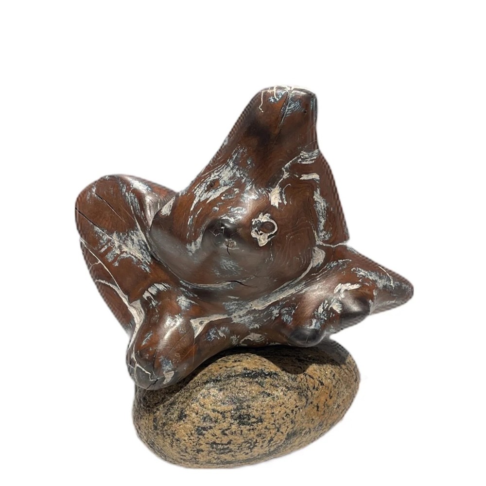 Bozo, de l'artiste Pierre Paquet, Sculpture, bois, Brou de noix et peinture à la caséine non toxique, Dimension : 9 x 4.5 x 7 po