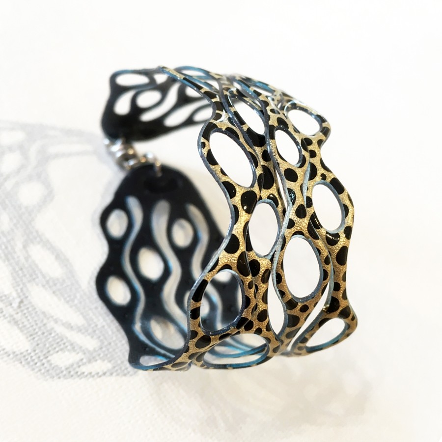 Bracelet Cellules (or, pois noirs), no 30, Paris, Longueur 6.75 pouces, Bijou aquatique souple et léger fait de PVC coloré qui épouse la forme du corps à la manière d’un tatouage, vue 2