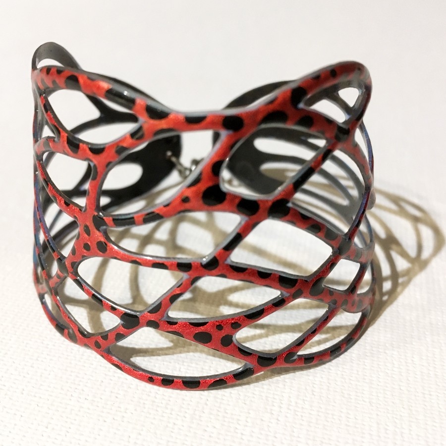 Bracelet Entrelac (rouge, pois noirs), no 48, de l'artiste Molusk, Paris, Longueur 6.75 pouces, Bijou aquatique souple et léger fait de PVC coloré qui épouse la forme du corps à la manière d’un tatouage