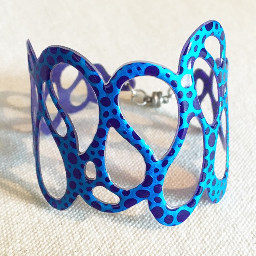 Bracelet Fantôme (bleu, pois bleu foncé), no 18, de l'artiste Molusk, Longueur 7.75 pouces, Bijou d'inspiration aquatique souple et léger fait de PVC coloré qui épouse la forme du corps à la manière d’un tatouage