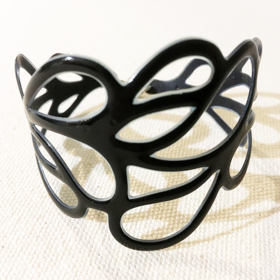 Bracelet Feuille (noir), no 56, de l'artiste Molusk, Longueur 6.25 pouces, Bijou d'inspiration aquatique souple et léger fait de PVC coloré qui épouse la forme du corps à la manière d’un tatouage
