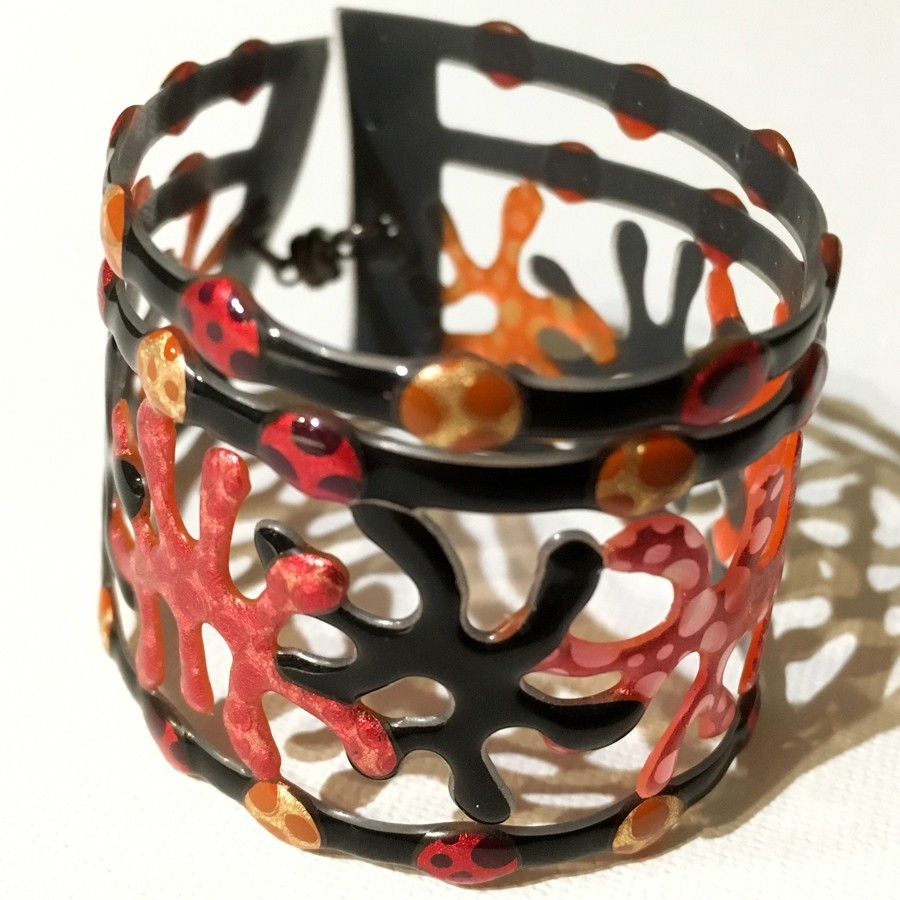 Bracelet Multi-Algues (noir et corail), no 33, de l'artiste Molusk, Longueur 6.75 pouces, Bijou d'inspiration aquatique souple et léger fait de PVC coloré qui épouse la forme du corps à la manière d’un tatouage