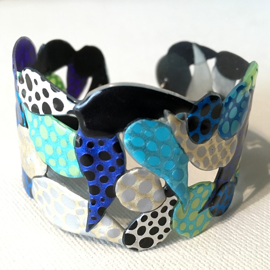 Bracelet O-douce (multi noir, bleus, blanc, or), no 21, de l'artiste Molusk, Longueur 7.5 pouces, Bijou d'inspiration aquatique souple et léger fait de PVC coloré qui épouse la forme du corps à la manière d’un tatouage