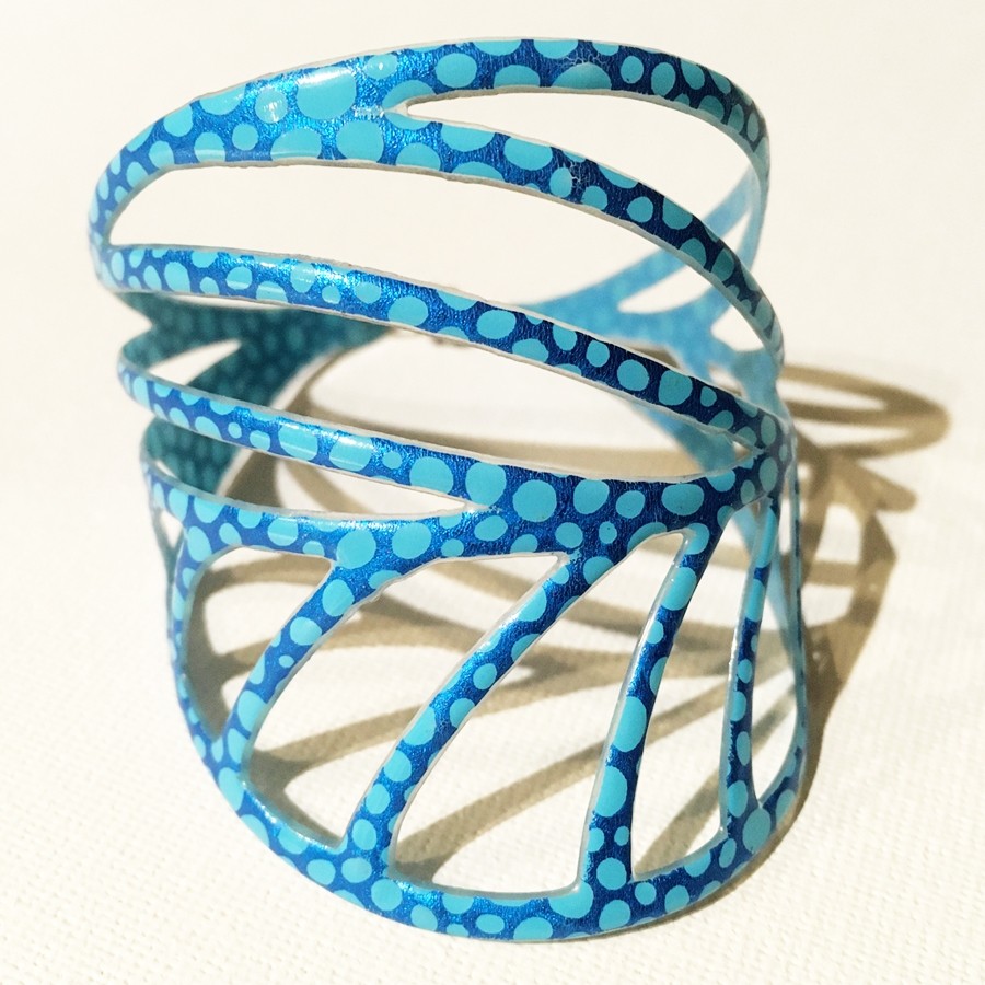 Bracelet Peuplier (multi bleus), no 53, de l'artiste Molusk, Longueur 6.75 pouces, Bijou d'inspiration aquatique souple et léger fait de PVC coloré qui épouse la forme du corps à la manière d’un tatouage