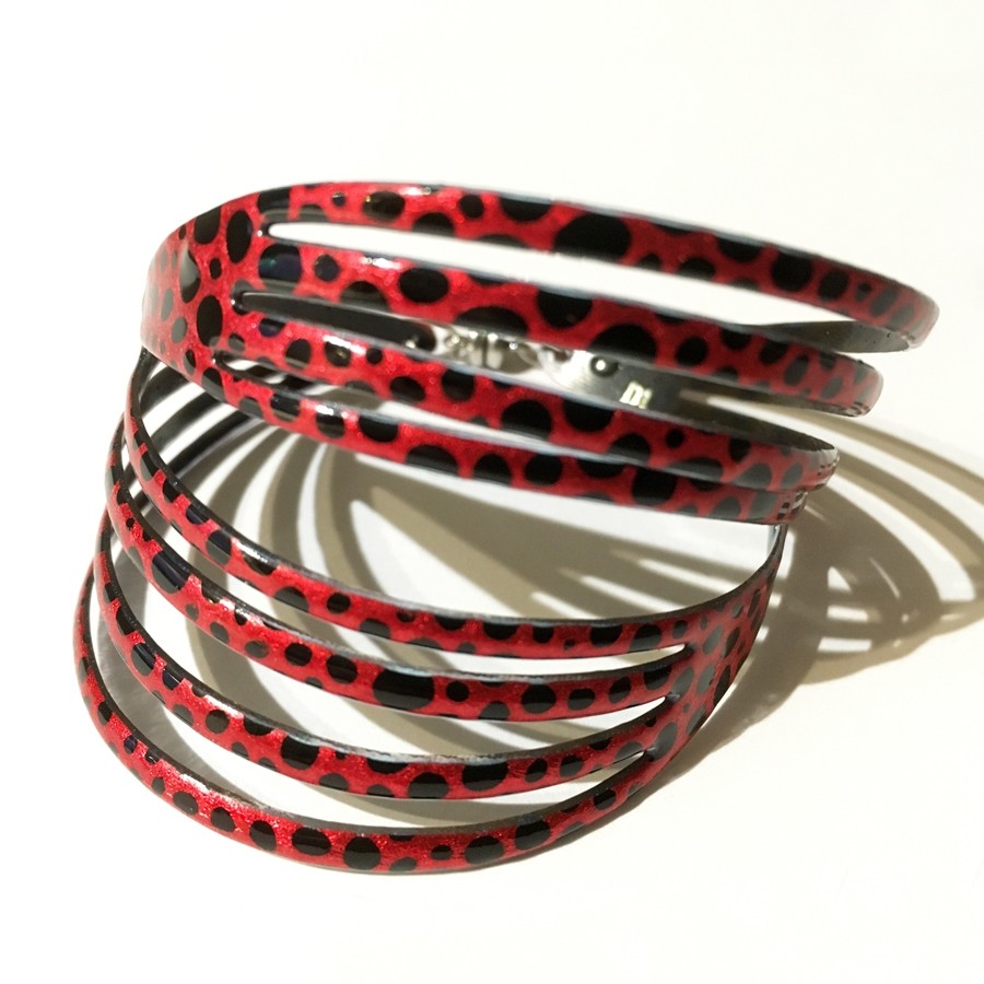 Bracelet Vague (rouge, pois noirs), no 32, de l'artiste Molusk, Longueur 6.5 pouces, Bijou d'inspiration aquatique souple et léger fait de PVC coloré qui épouse la forme du corps à la manière d’un tatouage