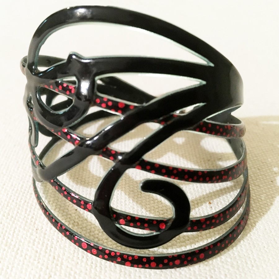 Bracelet Volute (rouge, noir), no 47, de l'artiste Molusk, Longueur 6.75 pouces, Bijou d'inspiration aquatique souple et léger fait de PVC coloré qui épouse la forme du corps à la manière d’un tatouage