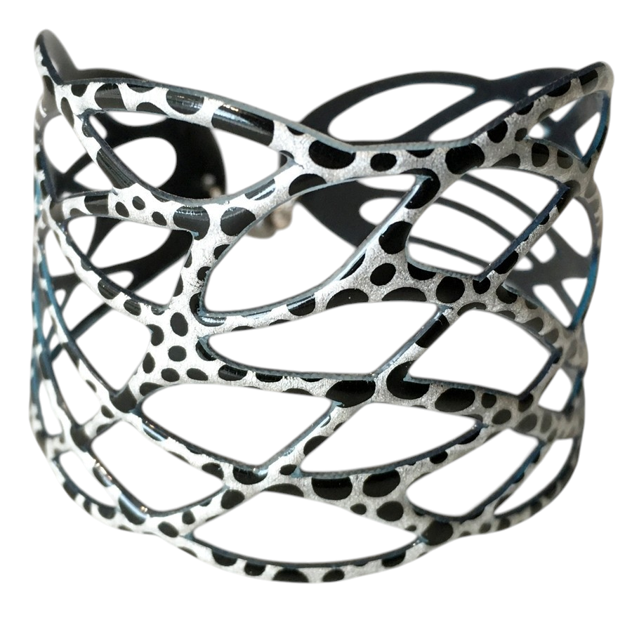 Bracelet Entrelac (gris argent, pois noirs), no 17, de l'artiste Molusk, Longueur 6.5 pouces, Bijou aquatique souple et léger fait de PVC coloré qui épouse la forme du corps à la manière d’un tatouage