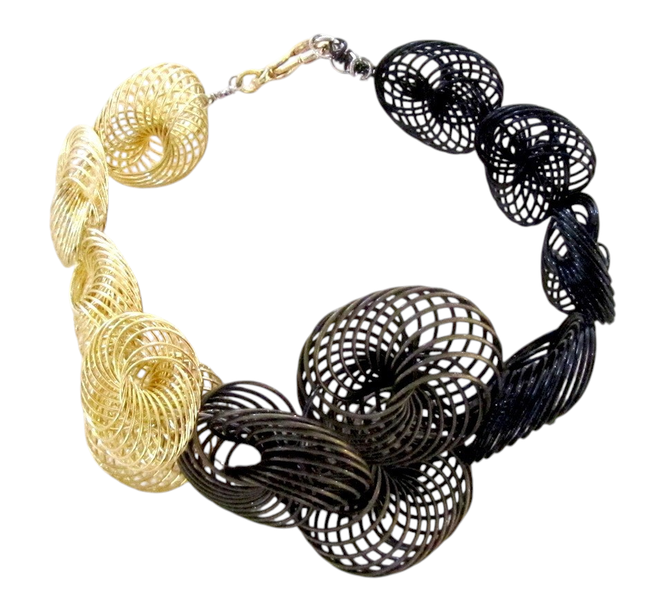 Bracelet ESCARGOT, no 58, de l'artiste Sandrine Giraud, Ce bijou marie avec élégance la grâce et l’originalité des lignes résolument contemporaines. longueur de 8 pouces