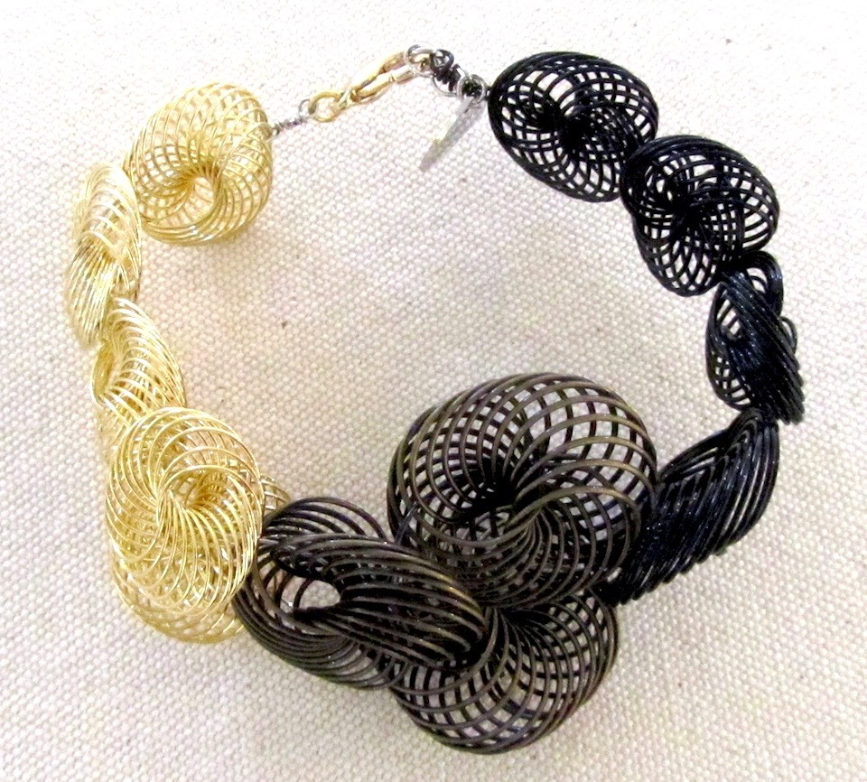 Bracelet ESCARGOT, no 58, de l'artiste Sandrine Giraud, Ce bijou marie avec élégance la grâce et l’originalité des lignes résolument contemporaines. longueur de 8 pouces