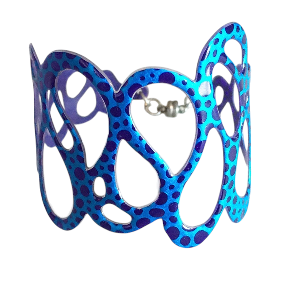 Bracelet Fantôme (bleu, pois bleu foncé), no 18, de l'artiste Molusk, Longueur 7.75 pouces, Bijou d'inspiration aquatique souple et léger fait de PVC coloré qui épouse la forme du corps à la manière d’un tatouage