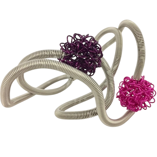 Bracelet FLOCON, no 4, de l'artiste Sandrine Giraud, Ce bijou modulable marie avec élégance la grâce et l’originalité des lignes résolument contemporaines. longueur de 8 pouces