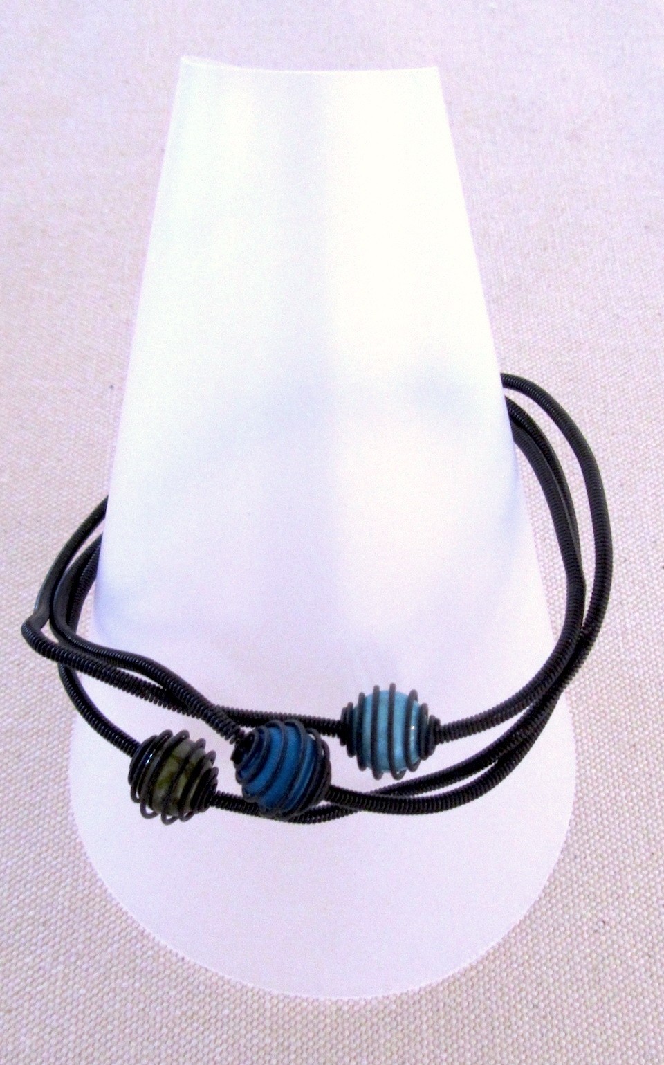 Bracelet LIANE EN CAGE, no 61, de l'artiste Sandrine Giraud, Ce bijou marie avec élégance la grâce et l’originalité des lignes résolument contemporaines. longueur de 8 pouces, vue C