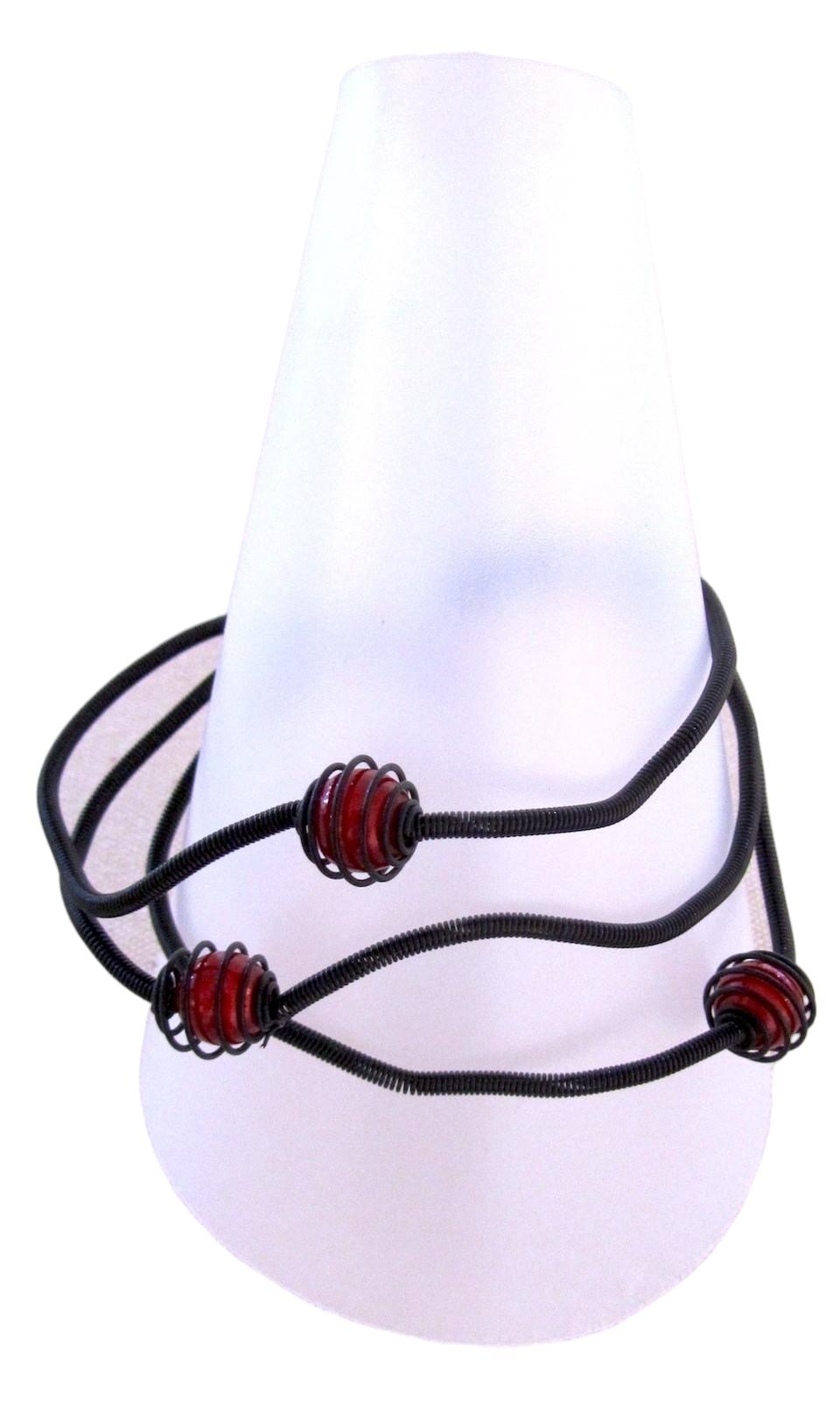 Bracelet LIANE EN CAGE, no 60, de l'artiste Sandrine Giraud, Ce bijou marie avec élégance la grâce et l’originalité des lignes résolument contemporaines. longueur de 8 pouces, vue B