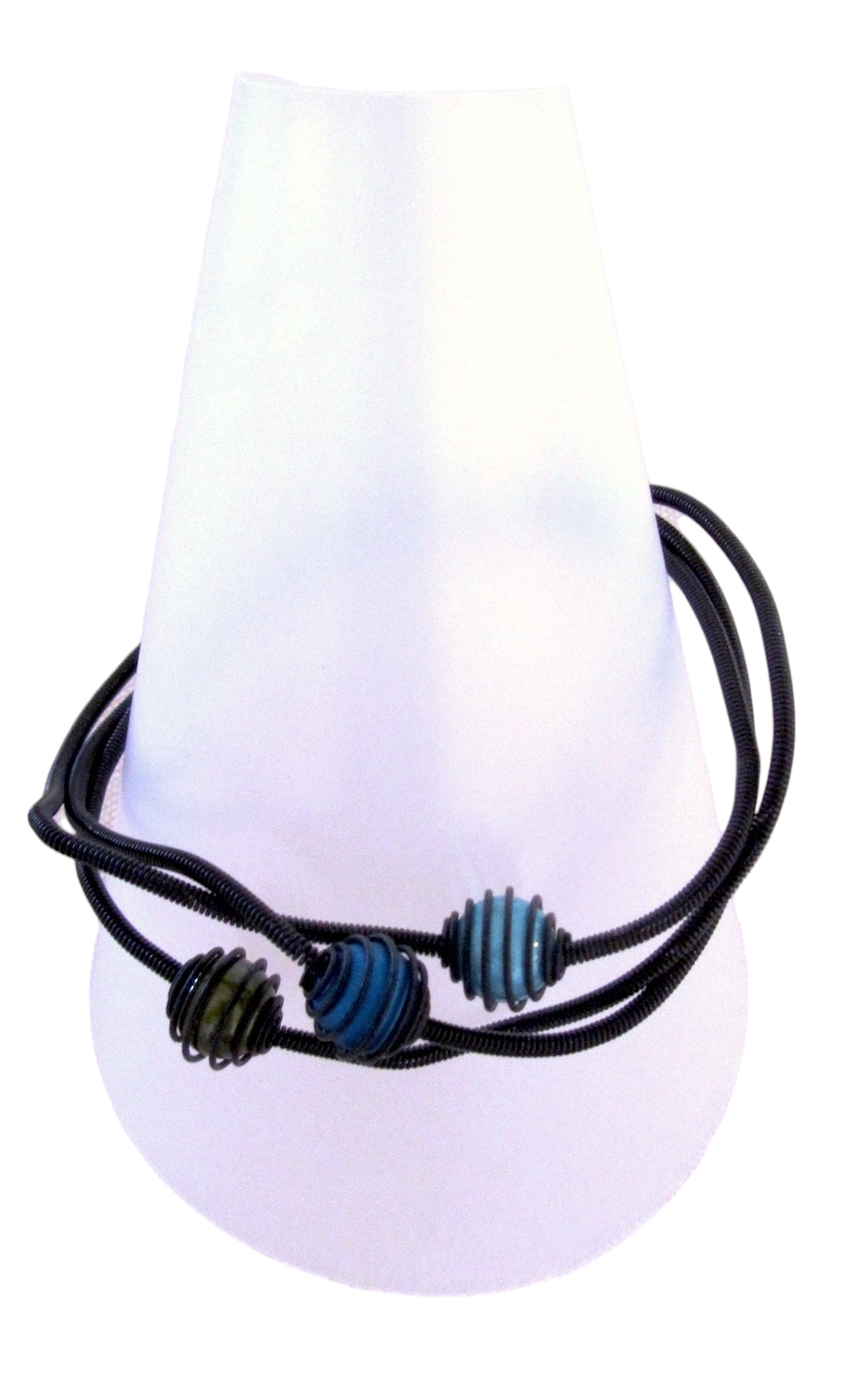 Bracelet LIANE EN CAGE, no 61, de l'artiste Sandrine Giraud, Ce bijou marie avec élégance la grâce et l’originalité des lignes résolument contemporaines. longueur de 8 pouces, vue C