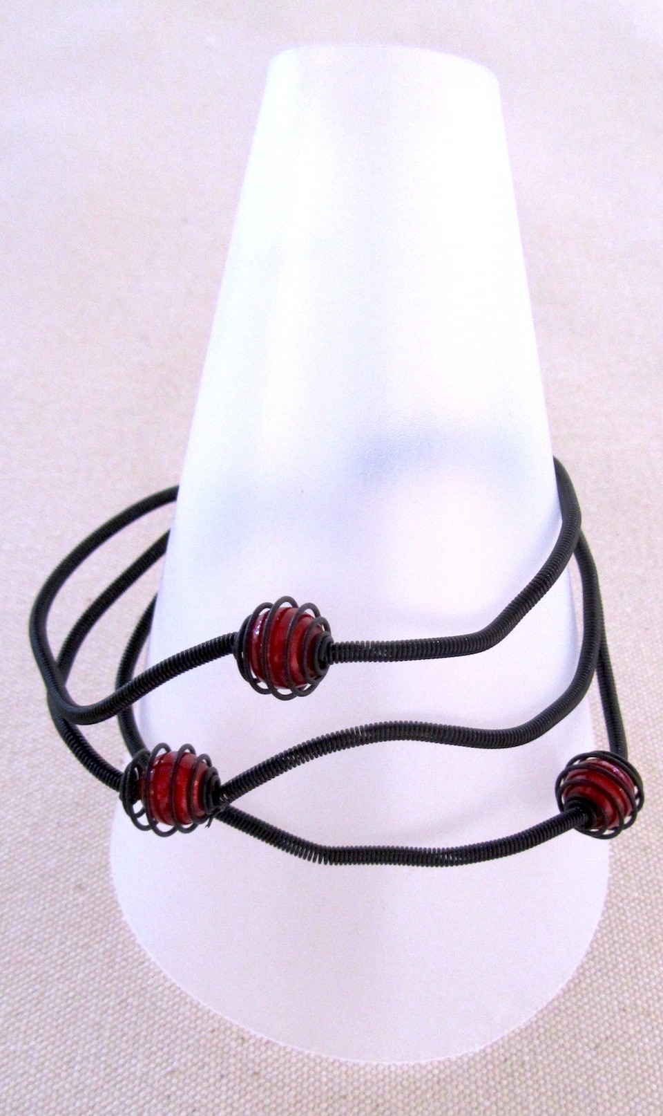 Bracelet LIANE EN CAGE, no 60, de l'artiste Sandrine Giraud, Ce bijou marie avec élégance la grâce et l’originalité des lignes résolument contemporaines. longueur de 8 pouces, vue B