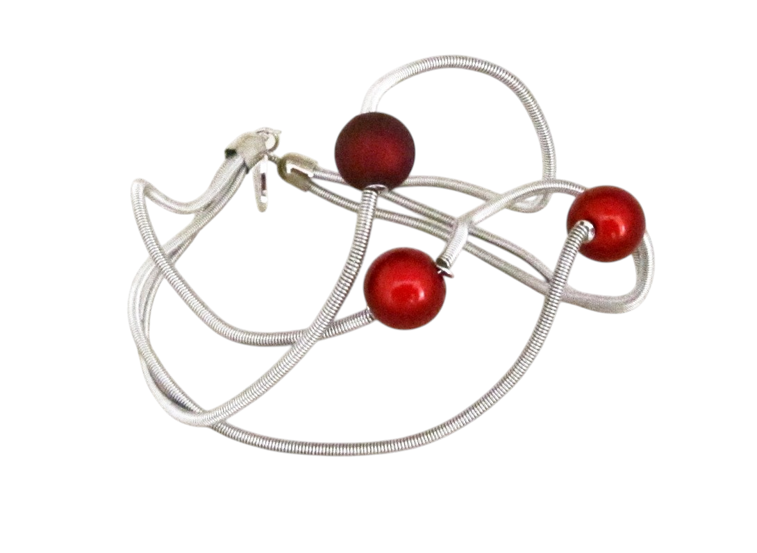 Bracelet LIANE PERLÉE, no 69, de l'artiste Sandrine Giraud, Ce bijou marie avec élégance la grâce et l’originalité des lignes résolument contemporaines. longueur de 8 pouces