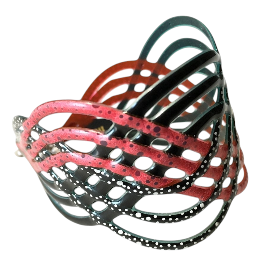 Bracelet Ondulation (noir, rouge), no 24, de l'artiste Molusk, Longueur 6.5 pouces, Bijou d'inspiration aquatique souple et léger fait de PVC coloré qui épouse la forme du corps à la manière d’un tatouage