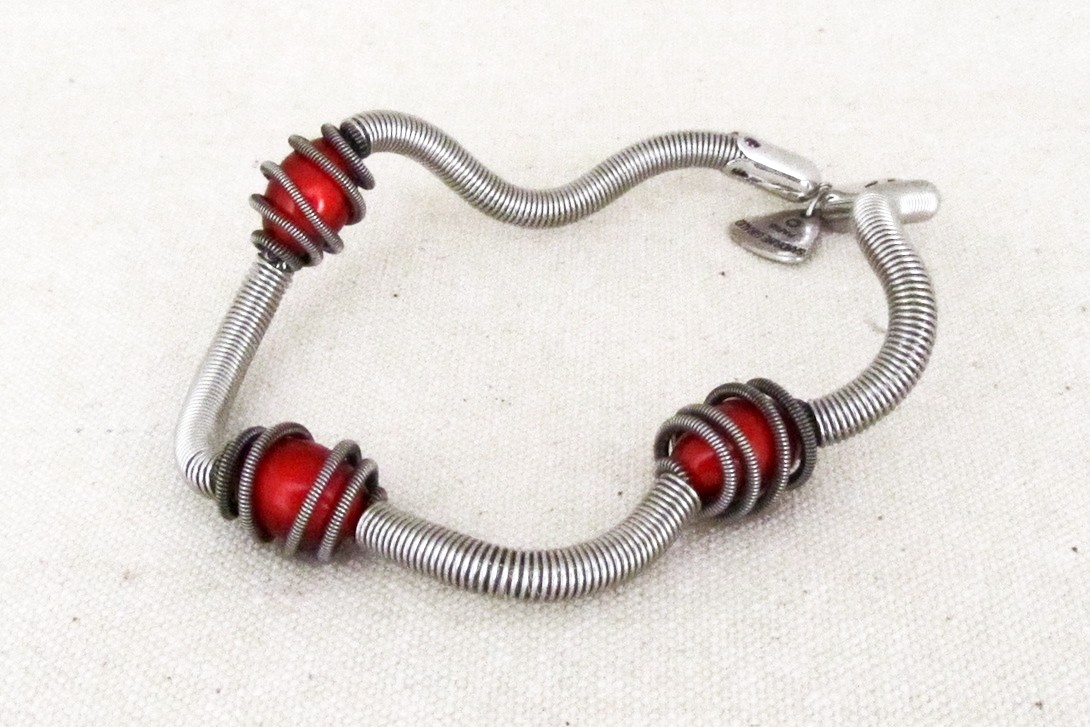 Bracelet PERLES EN CAGE, no 70, de l'artiste Sandrine Giraud, Ce bijou marie avec élégance la grâce et l’originalité des lignes résolument contemporaines. longueur de 8 pouces