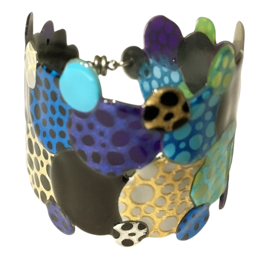 Bracelet Perles chenilles (multi bleu, noir, violet, or, blanc), no 55, de l'artiste Molusk, Longueur 5.75 pouces, Bijou d'inspiration aquatique souple et léger fait de PVC coloré qui épouse la forme du corps à la manière d’un tatouage