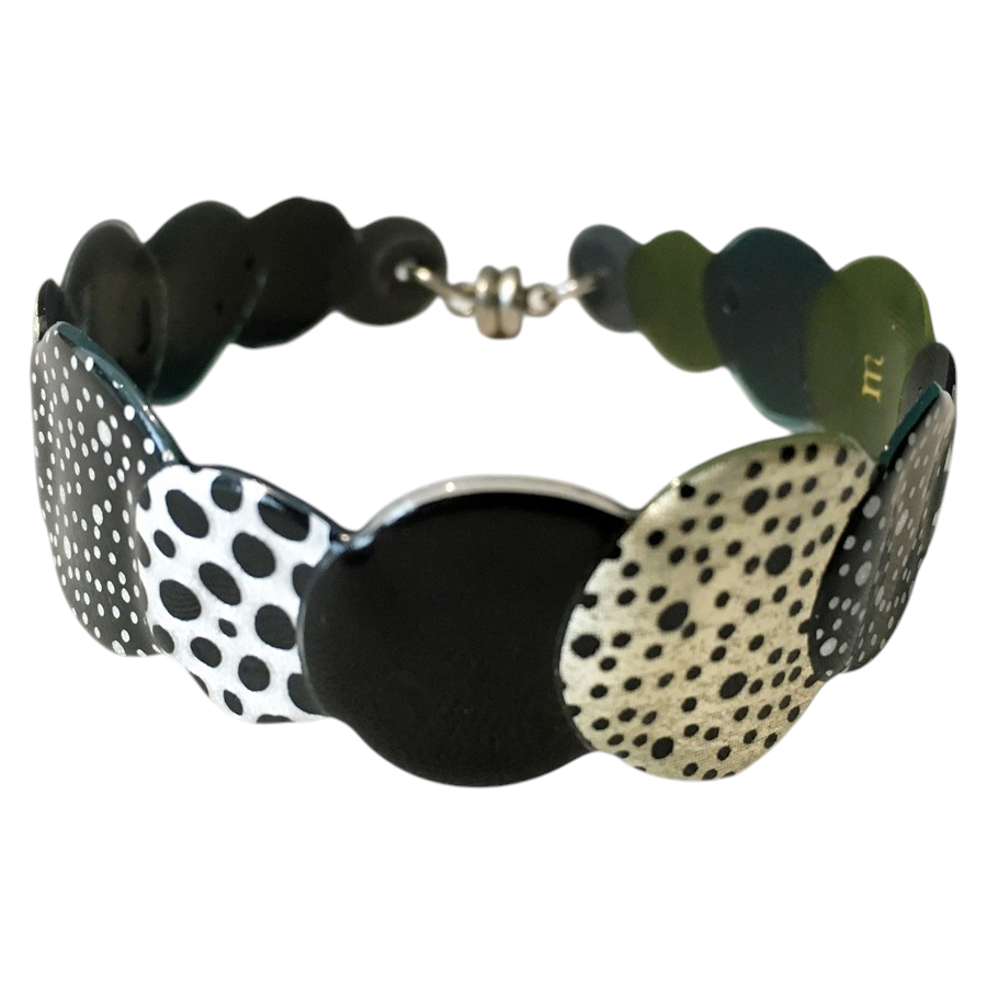Bracelet Perles (multi noir, or, blanc), no 39, de l'artiste Molusk, Longueur 6.5 pouces, Bijou d'inspiration aquatique souple et léger fait de PVC coloré qui épouse la forme du corps à la manière d’un tatouage