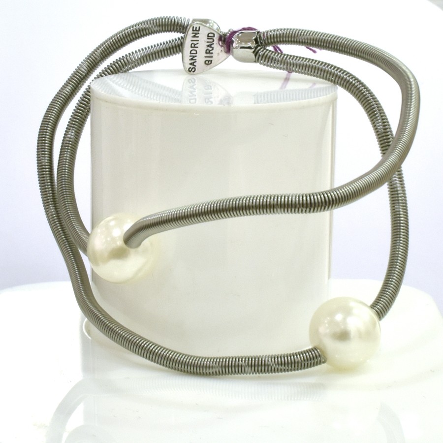 Bracelet SATELLITE FIN, no 80, de l'artiste Sandrine Giraud. Couleur gris argent et perles blanches. Ce bijou marie avec élégance la grâce et l’originalité des lignes.