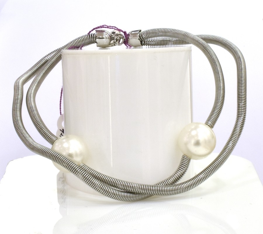 Bracelet SATELLITE FIN, no 82, de l'artiste Sandrine Giraud. Couleur gris argent et perles blanches. Ce bijou marie avec élégance la grâce et l’originalité des lignes.
