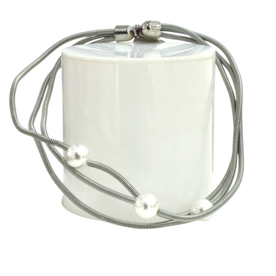 Bracelet SATELLITE FIN, no 75, de l'artiste Sandrine Giraud. Couleur gris argent et perles blanches. Ce bijou marie avec élégance la grâce et l’originalité des lignes.
