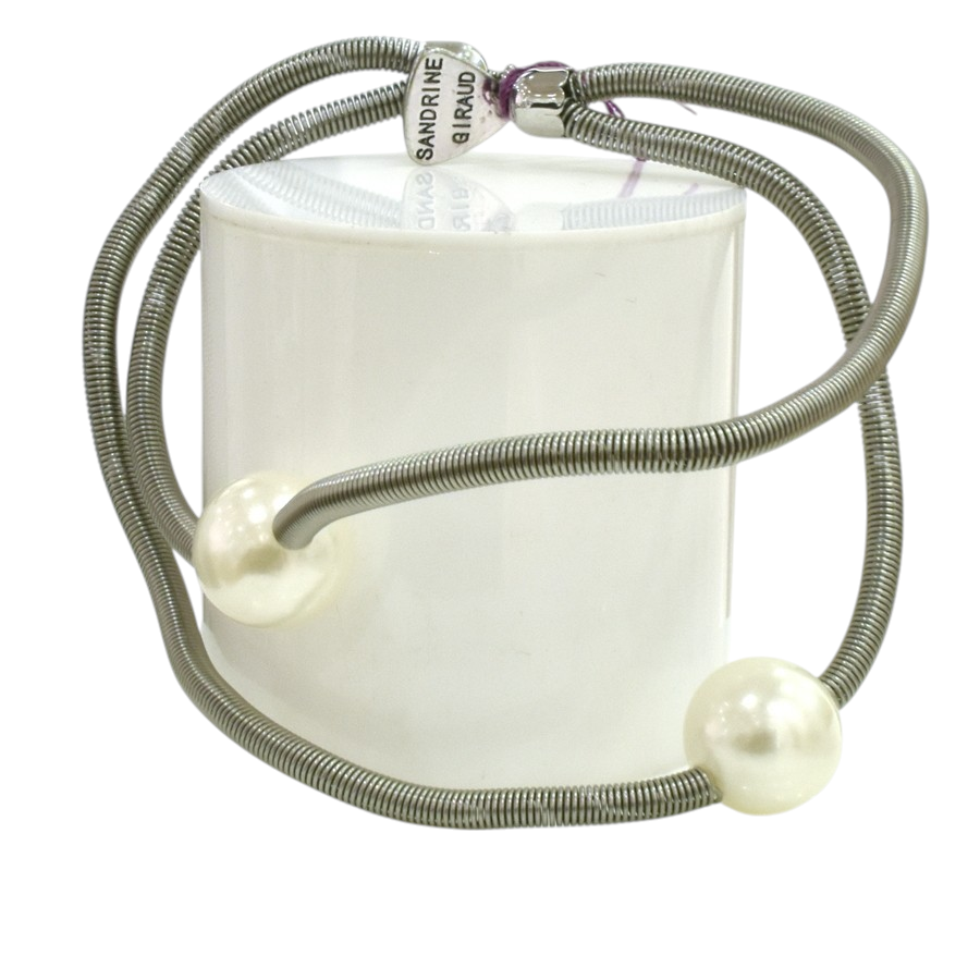 Bracelet SATELLITE FIN, no 80, de l'artiste Sandrine Giraud. Couleur gris argent et perles blanches. Ce bijou marie avec élégance la grâce et l’originalité des lignes.