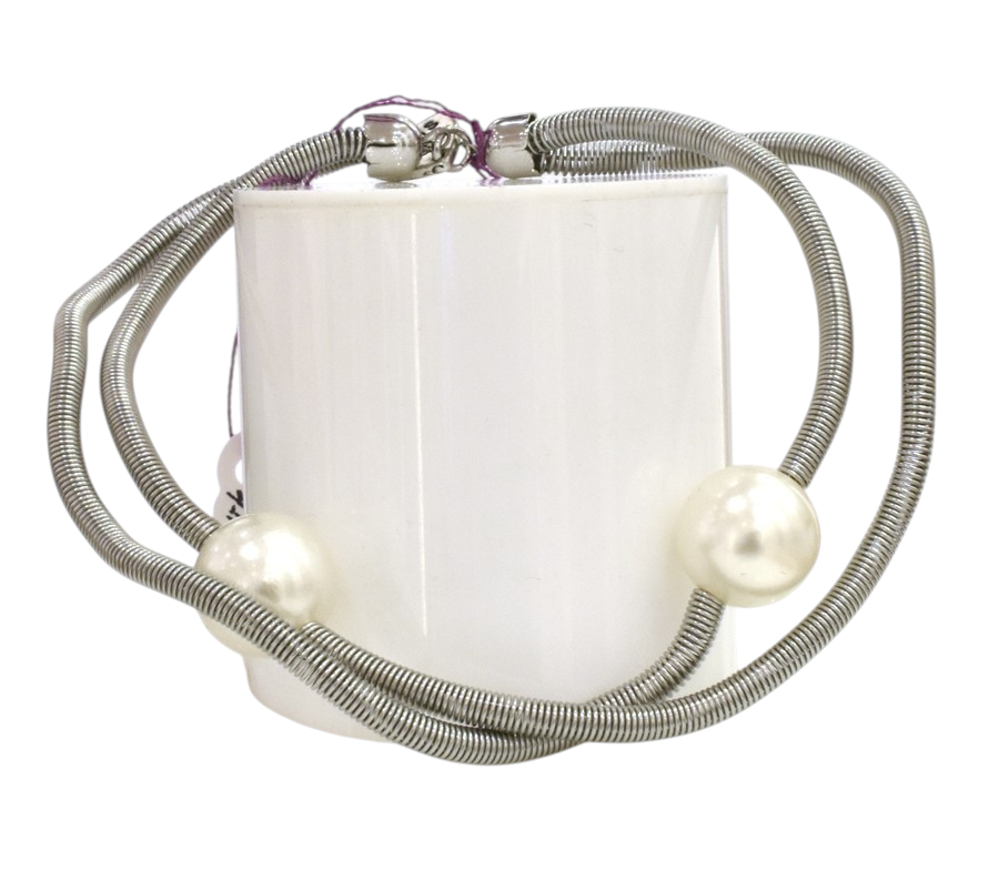 Bracelet SATELLITE FIN, no 82, de l'artiste Sandrine Giraud. Couleur gris argent et perles blanches. Ce bijou marie avec élégance la grâce et l’originalité des lignes.