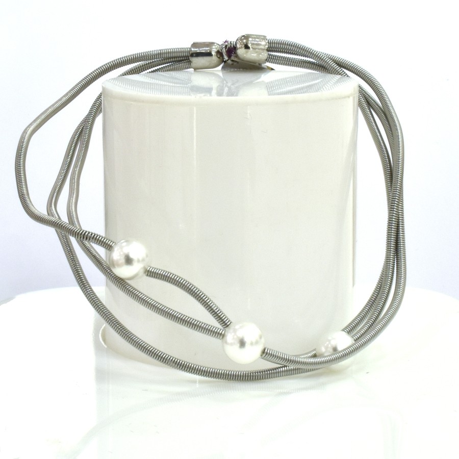 Bracelet SATELLITE FIN, no 75, de l'artiste Sandrine Giraud. Couleur gris argent et perles blanches. Ce bijou marie avec élégance la grâce et l’originalité des lignes.