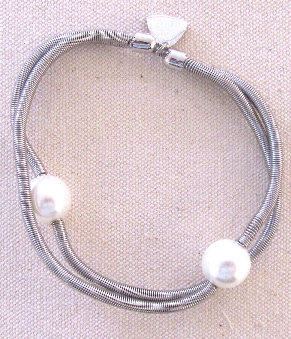 Bracelet SATELLITE FIN, no 64, de l'artiste Sandrine Giraud, Ce bijou marie avec élégance la grâce et l’originalité des lignes résolument contemporaines. longueur de 8 pouces