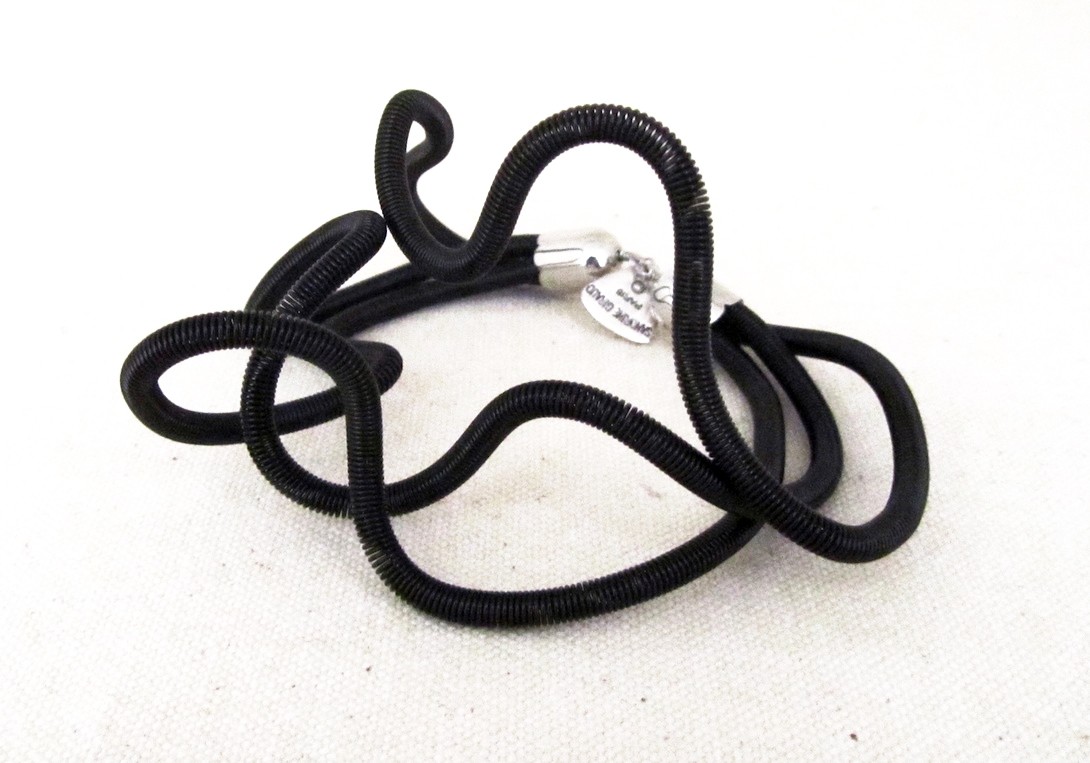 Bracelet TUBULAIRE TRIPLE, no 63, de l'artiste Sandrine Giraud, Ce bijou marie avec élégance la grâce et l’originalité des lignes résolument contemporaines. longueur de 8 pouces