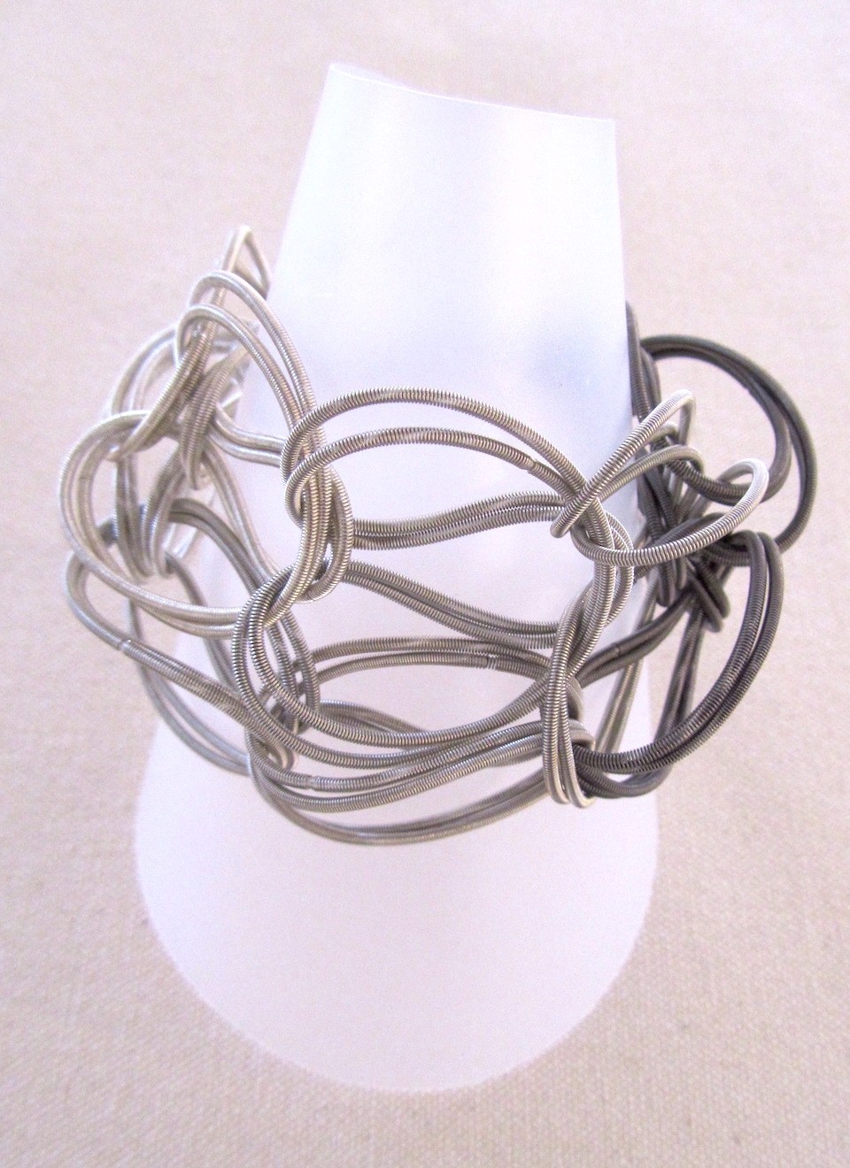 Bracelet TWIST argent, no 66, de l'artiste Sandrine Giraud, Ce bijou marie avec élégance la grâce et l’originalité des lignes résolument contemporaines. 