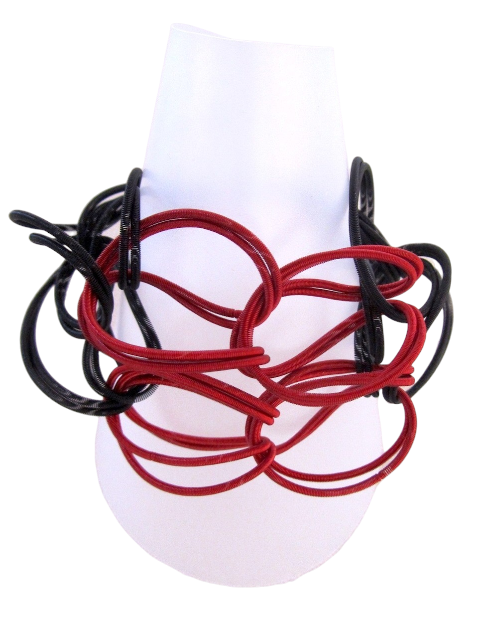 Bracelet TWIST noir et rouge, no 65, de l'artiste Sandrine Giraud, Ce bijou marie avec élégance la grâce et l’originalité des lignes résolument contemporaines.