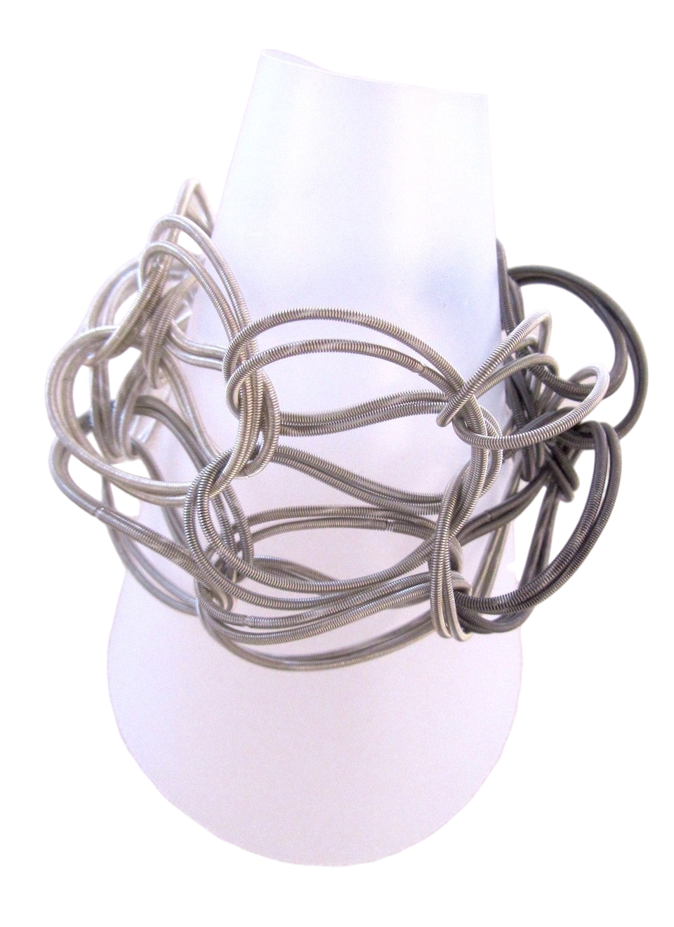 Bracelet TWIST argent, no 66, de l'artiste Sandrine Giraud, Ce bijou marie avec élégance la grâce et l’originalité des lignes résolument contemporaines. 