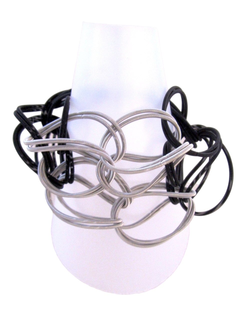 Bracelet TWIST argent et noir, no 67, de l'artiste Sandrine Giraud, Ce bijou marie avec élégance la grâce et l’originalité des lignes résolument contemporaines. 